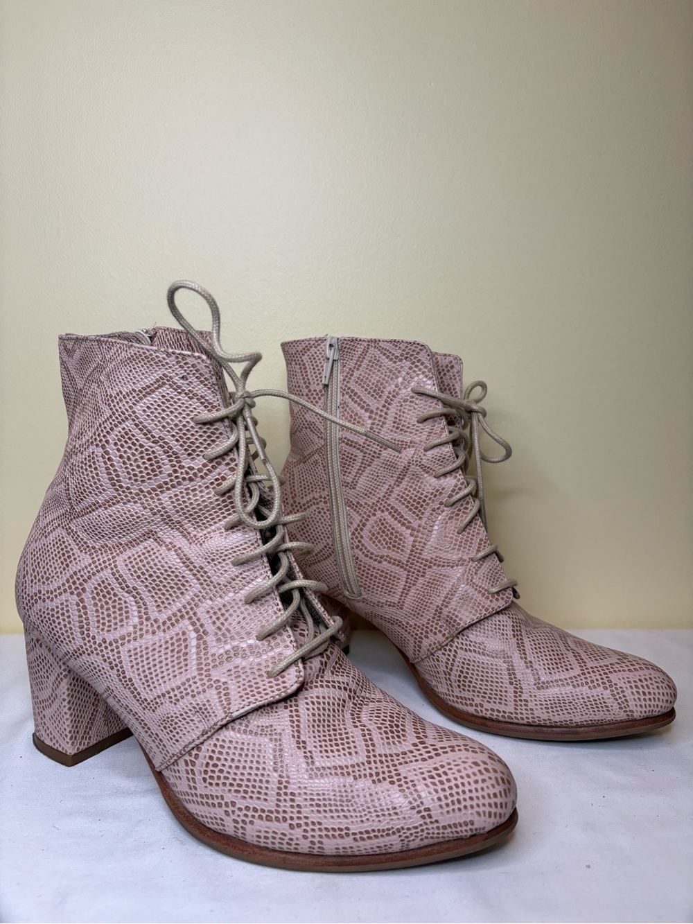 Poppy Barley Dusty Pink Lace-Up Textured Ankle Boots Size 7.5